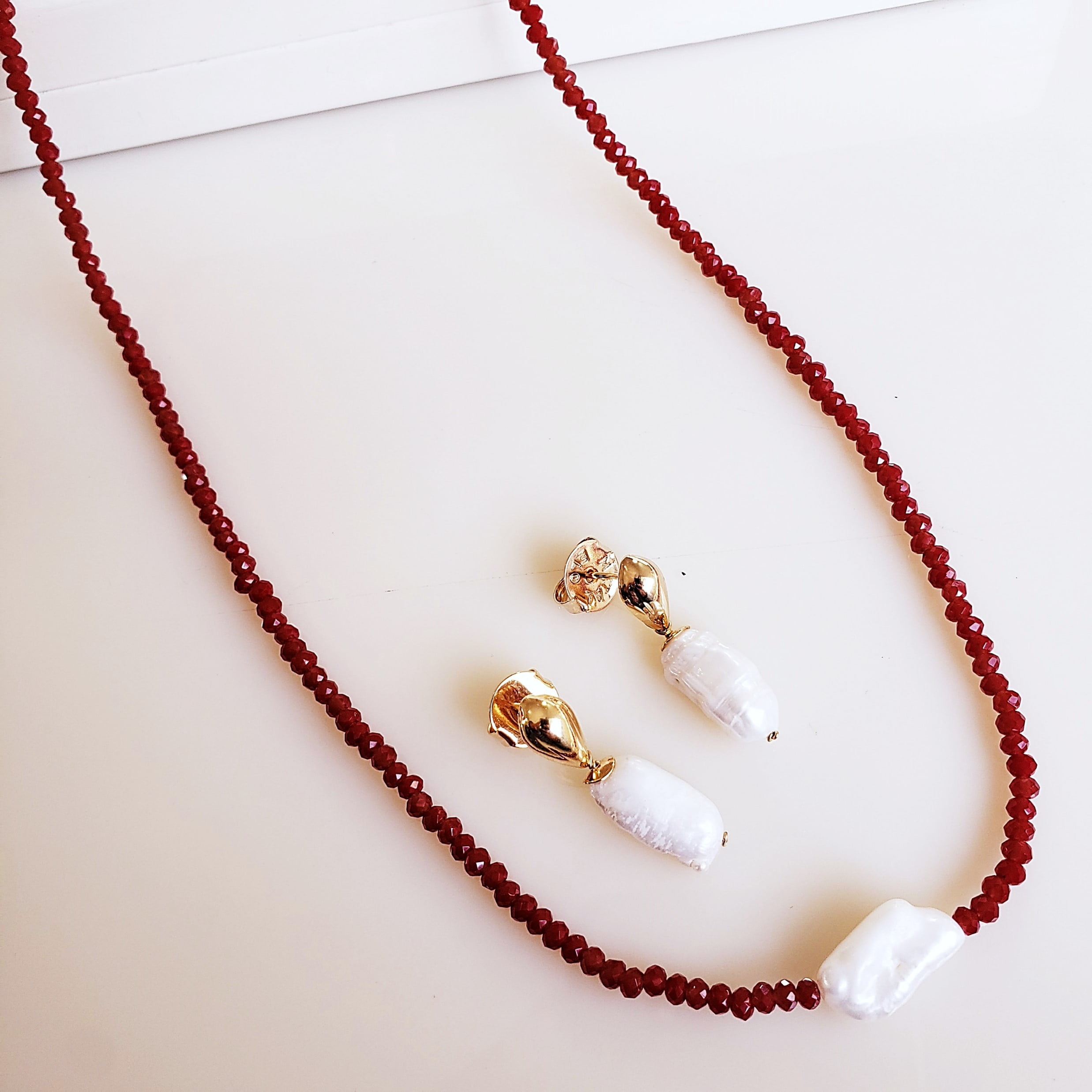 Conjunto Ateliê com cristal rondel vermelho e pérola barroca - banhado a ouro   - Cópia (1)