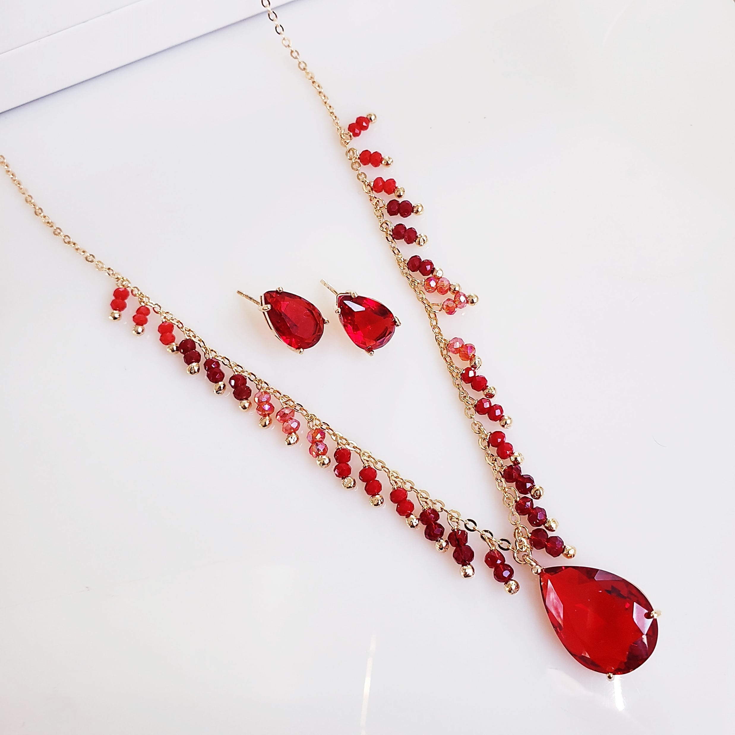 Conjunto colar + brinco com cristais vermelho rubi - banhado a ouro